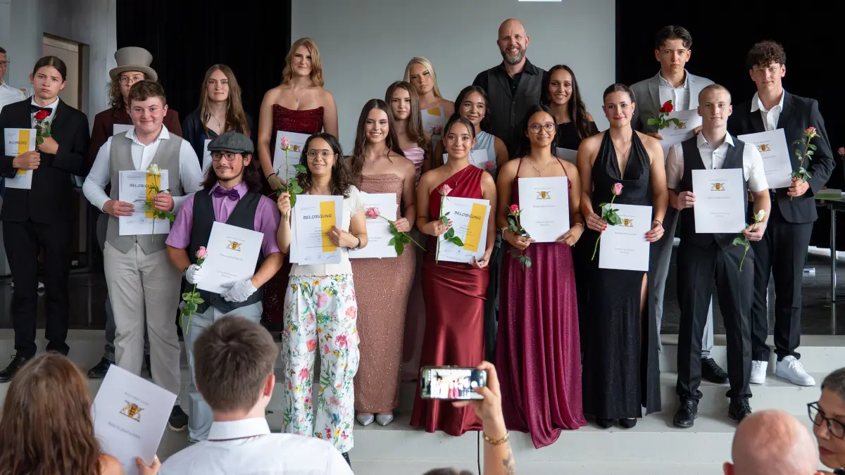 An der Längenfeldschule Ehingen haben 20 Schülerinnen und Schüler erfolgreich den Realschulabschluss erworben (Lerngruppe 10.1): Tuana Ardic, Alden Besic, Juliana Blass, Jaroslaw Ilin, Belinay Kaplan (Stetten), Selinay Kaplan (Stetten), Rebekka Kessler (Schelklingen), Lorenz Kubitschek, Maxim Miller, Sara Nacevska (Dächingen), Marwin Ozog (Grötzingen), Stefan Predel, Emelie Reinke, Samira Reiter, Mary Rothmund, Thomas Sawitzki, Levi Schmiedel, Nanouk Schurer, Suri Stauch und Laura Utri. Preise erhielten Sara Nacevska (1,7), gleichzeitig auch Schulbeste, und Emelie Reinke (1,9). Belobigungen gab es für Belinay Kaplan (2,0), Marwin Ozog (2,0), Laura Utri (2,0), Tuana Ardic (2,1), Samira Reiter (2,1), Belinay Kaplan (2,2), Suri Stauch (2,2) und Lorenz Kubitschek (2,4).