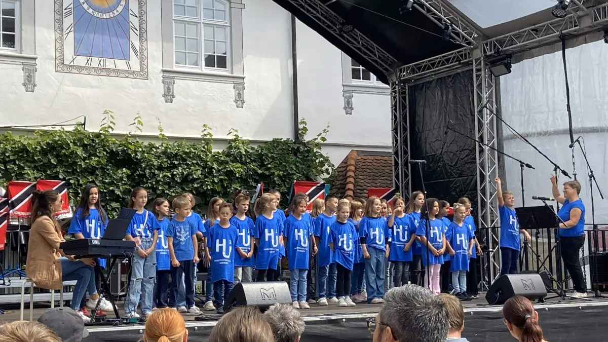 Der Grundschulchor stellt sein Können beim Uhinger Musiktag am Sonntag, 26. Juli, im Schlosshof vor.