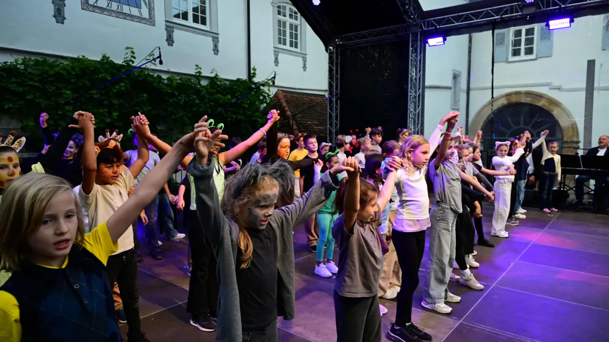 „Leinen los!“ für das Musiktheater „Silberwelle“ heißt es am Montag beim Kinderkonzert auf Schloss Filseck. Mitwirken werden Kinder aus der Grundschule Sparwiesen, der Janusz-Korczak-Schule Göppingen und dem Kinderchor der Evangelischen Kirche Göppingen.