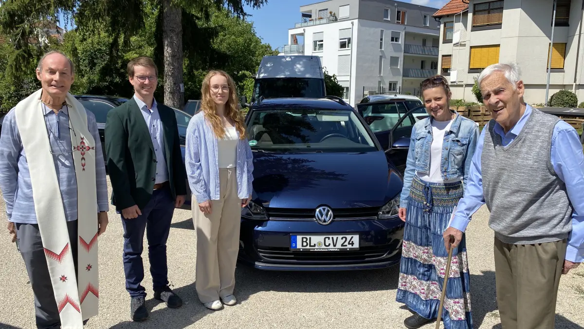 Fahrzeugweihe bei der Caritas in der Gutleuthausstraße (von links): Pater Hans Pfeifer von den Weißen Vätern, stellvertretender Caritas-Geschäftsführer Moritz Doermer, Maya-Devi Ehrensperger und Ivana Buncic vom Jugendmigrationsdienst und Pater Rudi.