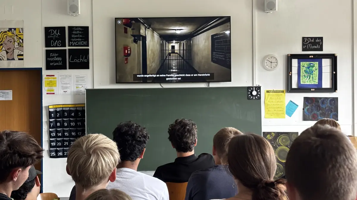 Zwei neunte Klassen der Georg-Kropp-Gemeinschaftsschule in Wüstenrot (Kreis Heilbronn) besuchen live per Videocall die KZ-Gedenkstätte Auschwitz-Birkenau.