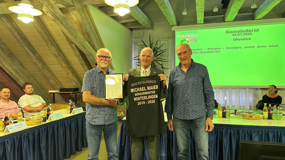 Abschied nach 16 Jahren: Bürgermeister Michael Maier (Mitte) wird von Roland Heck (links) und Rainer Pfersich mit einem Mönchengladbach-Trikot in den baldigen Ruhestand verabschiedet.