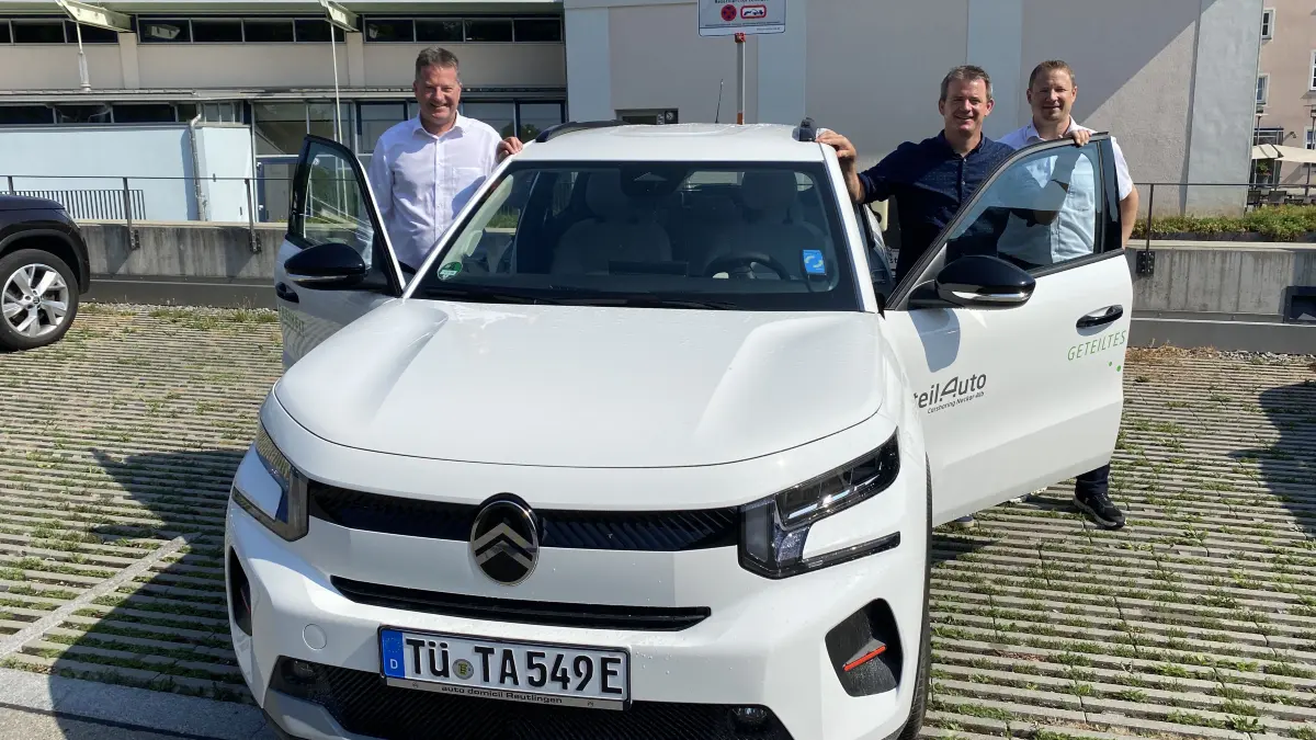 Bürgermeister Philipp Hahn (links), Stadtwerke-Chef Markus Friesenbichler und teilAuto-Vorstand Martin Heer stellten das neue Carsharing-Angebot für Hechingen vor. Der Citroën eC3 hat seinen Standplatz auf dem Parkdeck beim "Museum".