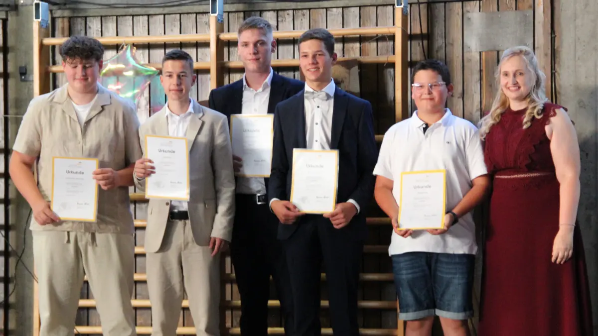 Schule an der Donauschleife in Munderkingen: Mattis Freudentaler, Julian Neubrand, Dominik Schelkle, Lenny Knez und Marius Mischke wurden für ihr besonderes Engagement im Bereich Demokratie ausgezeichnet. Im Gemeinschaftskundeunterricht hatten sie Beiträge zu den Themen „Zivilcourage“ und „Bildungspolitik“ erarbeitet. Diese wurden beim Schülerwettbewerb des Landtages von Baden-Württemberg eingereicht und mit einem zweiten Platz ausgezeichnet, verbunden mit einer Urkunde mit Gutschein von Landtagspräsident Thomas Strobl.