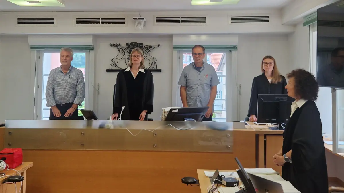 Das Schöffengericht um die Richterin und die Staatsanwaltschaft (rechts) verurteilten die Eltern in Horb – nun geht das Verfahren in die nächste Instanz.