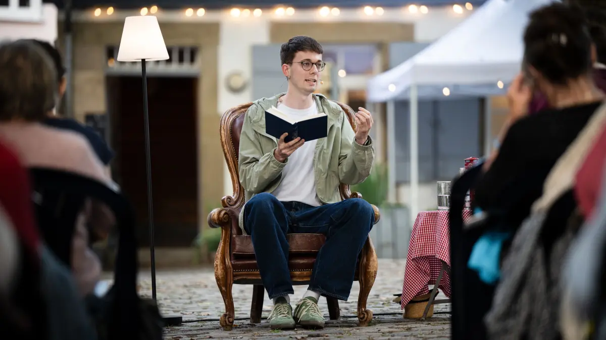 Benedikt Döllmann liest aus Momo bei der Gute-Nacht-Geschichte vom Schwäbischen Tagblatt vor der Alten Burse.