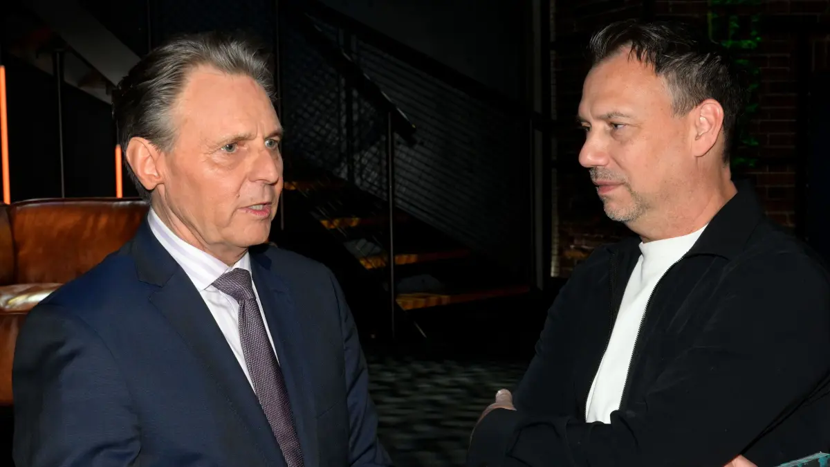 Jo Gerner (Wolfgang Bahro) und Sebastian Fitzek fragen sich, wo Vivian steckt.