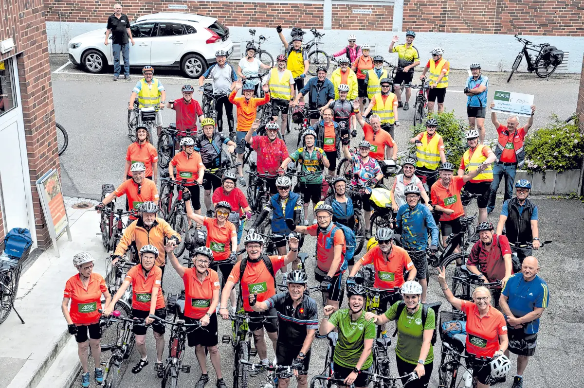 Die Tour de Kreisle-Teilnehmer im Hof der NWZ.⇥Foto: Giacinto Carlucci