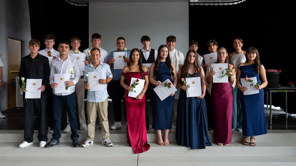 An der Längenfeldschule Ehingen haben erfolgreich den Hauptschulabschluss erworben (Lerngruppe 9.1): Amin Bilalovic, Dominik Biskup, Dominik Borodaj, Nikita Ekgardt, Leonie Geilenkirchen, Gabriel Kuric, Bastian Lehner (Emerkingen), Selin Manisa, Emely Miller, Belinay Özdemir, Ivano Rogic (Rottenacker), Marvin Safreider, Mina Tekdemir, Alessandro Alifo Verzi und Beate Walter (Rottenacker). Eine Belobigung erhielt Beate Walter (2,1).