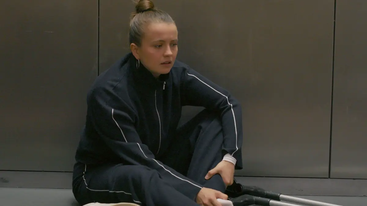 Lucie (Julia Wiedemann) wird von einem unverhofften Gefühl im tauben Bein abgelenkt.