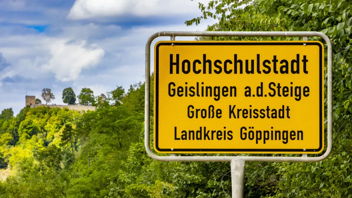 Geislingen, Ortsschild, Hochschulstadt, Helfenstein im Hintergrund