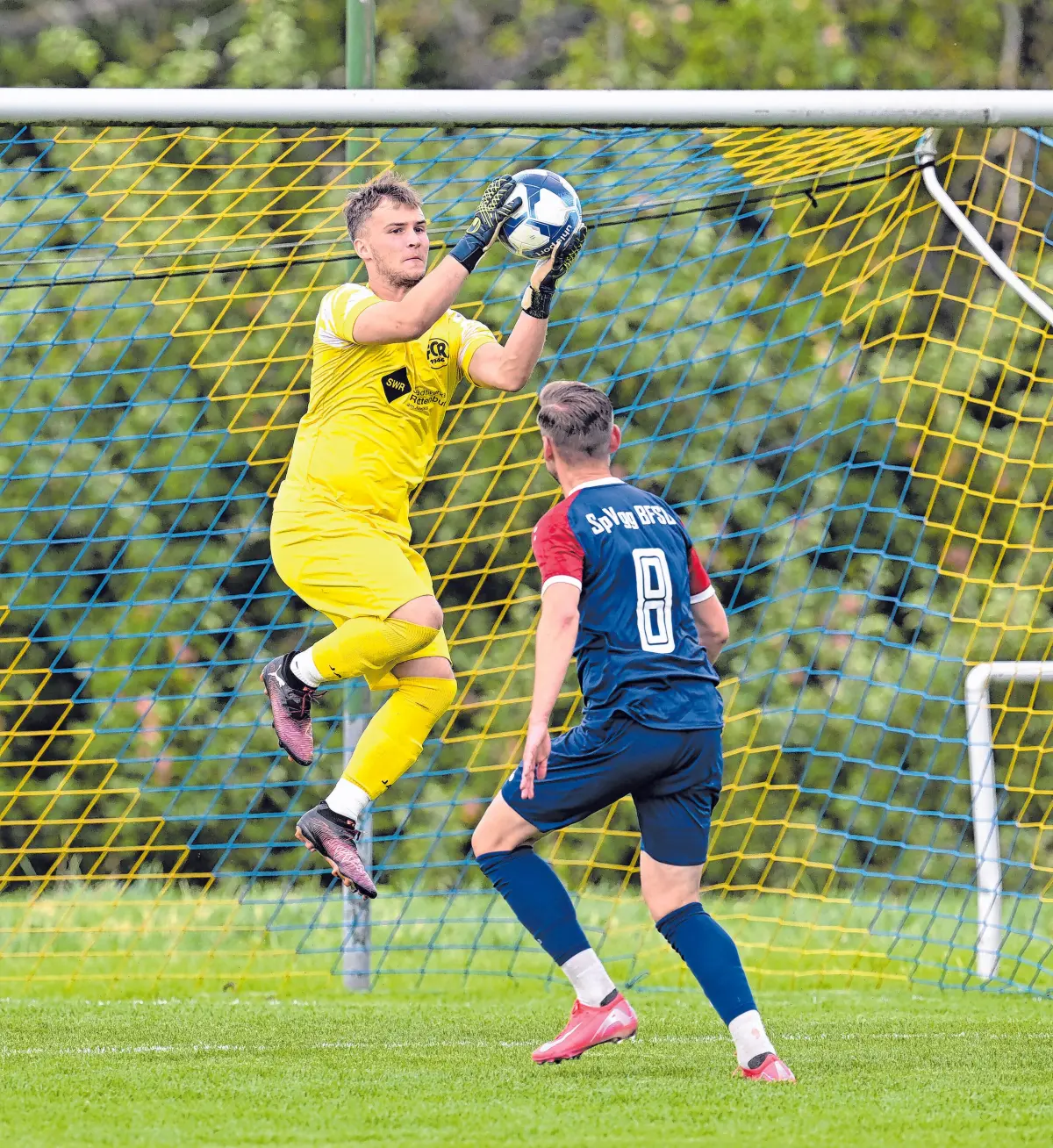 Eichenbergpokal 2025 - Weiler, 23.07.2025 - Eröffnungsspiel FC Rottenburg II – Spvgg Bieringen/Frommenhausen/Schwalldorf/Obernau – links Torhüter Philipp Abrosimov (FCR) – rechts Nicolas Zettel (Spvgg). ⇥Archivbild: Axel Grundler