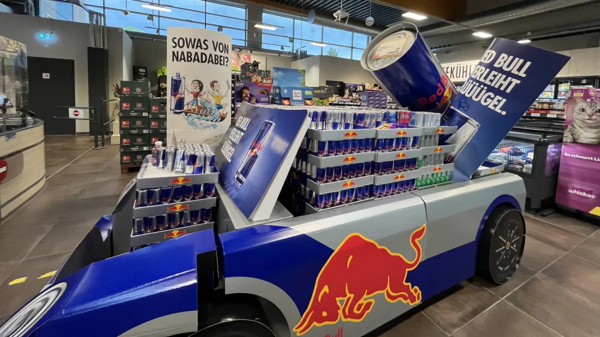 Wie hier bei Rewe in Pfuhl wurde mit großen Aufstellern und einem Nabada-Spruch für den Wasserumzug und die eigenen Produkte geworben.