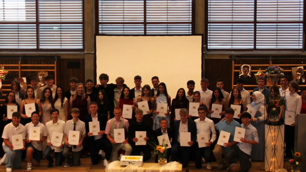 An der Schule an der Donauschleife in Munderkingen fand die Abschlussfeier statt. Alle haben die Hauptschul- bzw. Realschulprüfung bestanden. Folgende Schülerinnen und Schüler erhielten ihren Hauptschulabschluss: Zhennet Baimurzaeva, David Ilievski, Yelizar Kormilin, Noah Potz, Emelie Jesslyn Schneider, Lev Sushkov und Karyna Tretiak. Folgende Schülerinnen und Schüler erhielten ihren Realschulabschluss: Yasmina Agha Mohammadi, Drilona Avdullahu Krasniqi, Ceylin Ayyildiz, Yildiz Berber, Hannes Bühler, Leyla Gizem Dorn, Lars Dürl, Dominik Manfred Eller, Mattis Freudenthaler, Leon Michael Gaus, Maximilian Gemmi, Jana Hardt, Nico Kabella, Sandra Kepniak, Lenny Knez, Berkay Liznak, Marius Robert Mischke, Vincent Münst, Julian Neubrand, Oliver Obermüller, Liam Orbe, Marc Linus Ottenbreit, Michael Orazio Phieler, Jannes Rieger, Lukas Roth, Ela Sakanovic, Joel Pascal Scheffold, Dominik Schelkle, Mika Atreju Schwermer, Emine Sevinc, Ben Walter, Jakob Karl Walter, Aleks Wojciechowski, Elmedina Zemzija und Miriam Zittrell. Marc Ottenbreit wurde für sein besonderes Engagement im Fach Musik mit dem Musikpreis ausgezeichnet. Preise erhielten: Yasmina Agha Mohammadi, Leyla Dorn, Mattis Freudenthaler, Leon Gaus, Jana Hardt, Sandra Kepniak, Vincent Münst, Julian Neubrand, Jannes Rieger und Mika Schwermer. Belobigungen erhielten: Drilona Avdullahu Krasniqi, Lenny Knez, Liam Orbe, Lukas Roth, Ela Sakanovic, Jakob Walter, Elmedina Zemzija und Miriam Zittrell.
