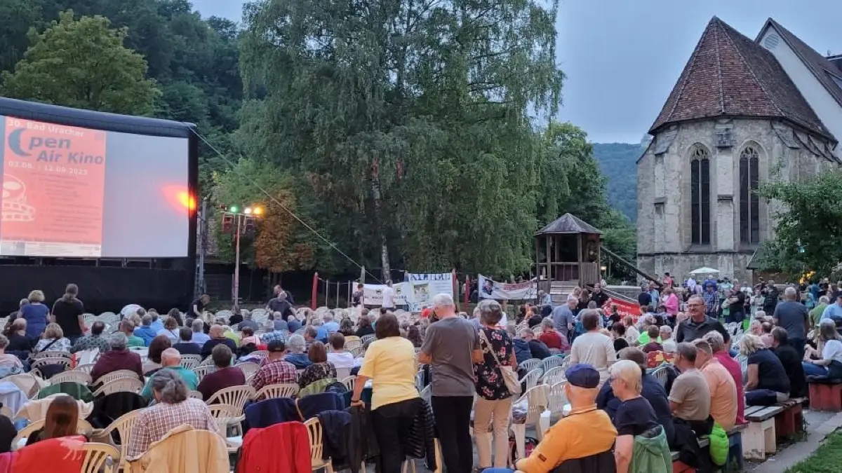 Seit 2022 findet das Open-Air-Kino în Bad Urach auf dem Pausenhof der Barbara-Gonzaga-Schule statt. Hier prägt die Spitalkapelle das Bild.