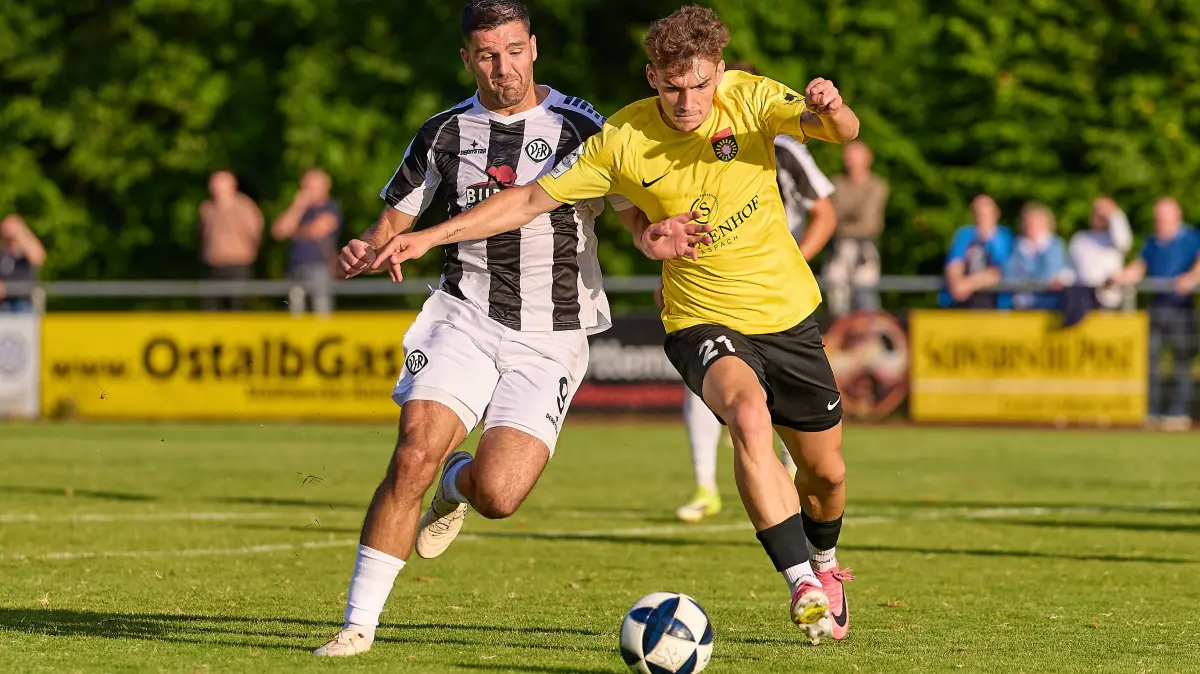 GER, VfR Aalen vs. SG Sonnenhof Grossaspach, Fussball, Freundschaftsspiel, Herren, 21.07.2026 : Zweikampf, Duell zwischen Michael Kleinschrodt VfR Aalen, 09 und Luca Molinari SG Sonnenhof Grossaspach, 21 GER, VfR Aalen vs. SG Sonnenhof Grossaspach, Fussball, Freundschaftsspiel, Herren, 21.07.2026 GER, VfR Aalen vs. SG Sonnenhof Grossaspach, Fussball, Freundschaftsspiel, Herren, 21.07.2026 Aalen *** Head-to-head matchup between Michael Kleinschrodt VfR Aalen, No. 09 and Luca Molinari SG Sonnenhof Grossaspach, No. 21, Germany VfR Aalen vs. SG Sonnenhof Grossaspach, soccer, friendly match, men s, July 21, 2026, Germany, VfR Aalen vs. SG Sonnenhof Grossaspach, soccer, friendly match, mens, July 21, 2026, Aalen Copyright: xEibner-Pressefoto/GeraldxOelze-dexStoppanyx EP_ODS
