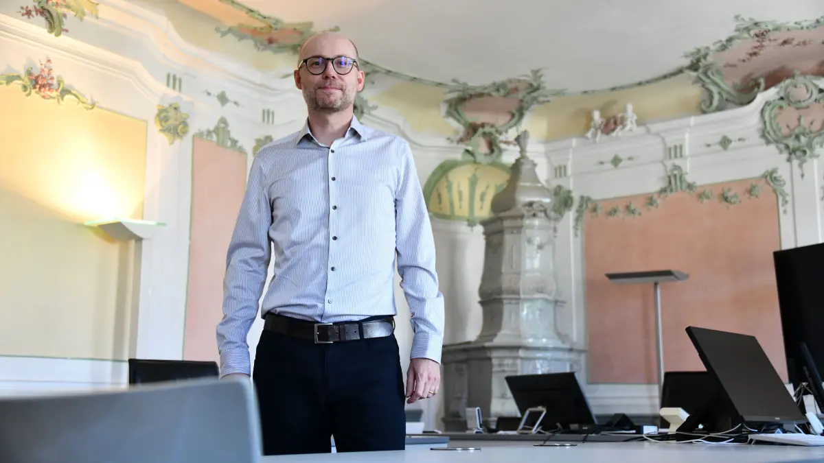 Dennis Amelung im großen Saal des Amtsgerichts Ehingen.