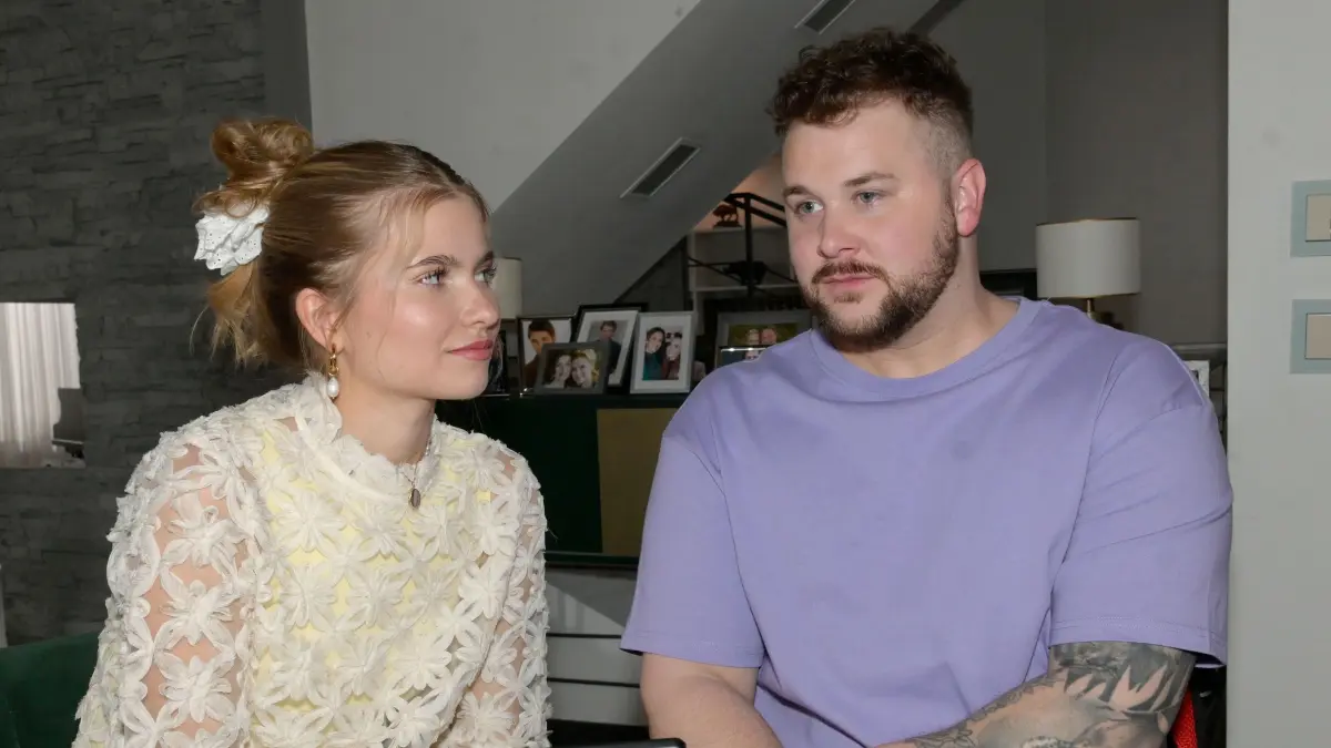 Johanna (Charlott Reschke) unterstützt Jonas (Felix van Deventer) bei seinem Vorhaben.