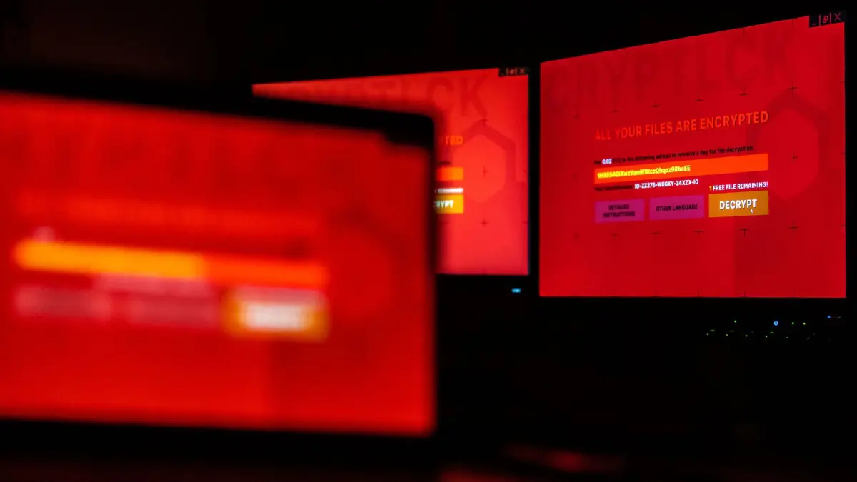 Schadsoftware: ILLUSTRATION - 25.02.2022, Nordrhein-Westfalen, Bad Oeynhausen: Bildschirme zeigen einen Computer, der mit einem fiktiven Verschlüsselungstrojaner befallen ist. In der Vergangenheit hat Ransomware ganze Firmen, aber auch Behörden und andere staatliche Einrichtungen lahmgelegt. Die Bundesregierung hat nun ein umfassendes Programm zur Steigerung der Cybersicherheit beschlossen. (zu dpa: «Bund beschließt strenge Regeln für Cyberschutz in Behörden») Foto: Lino Mirgeler/dpa +++ dpa-Bildfunk +++
