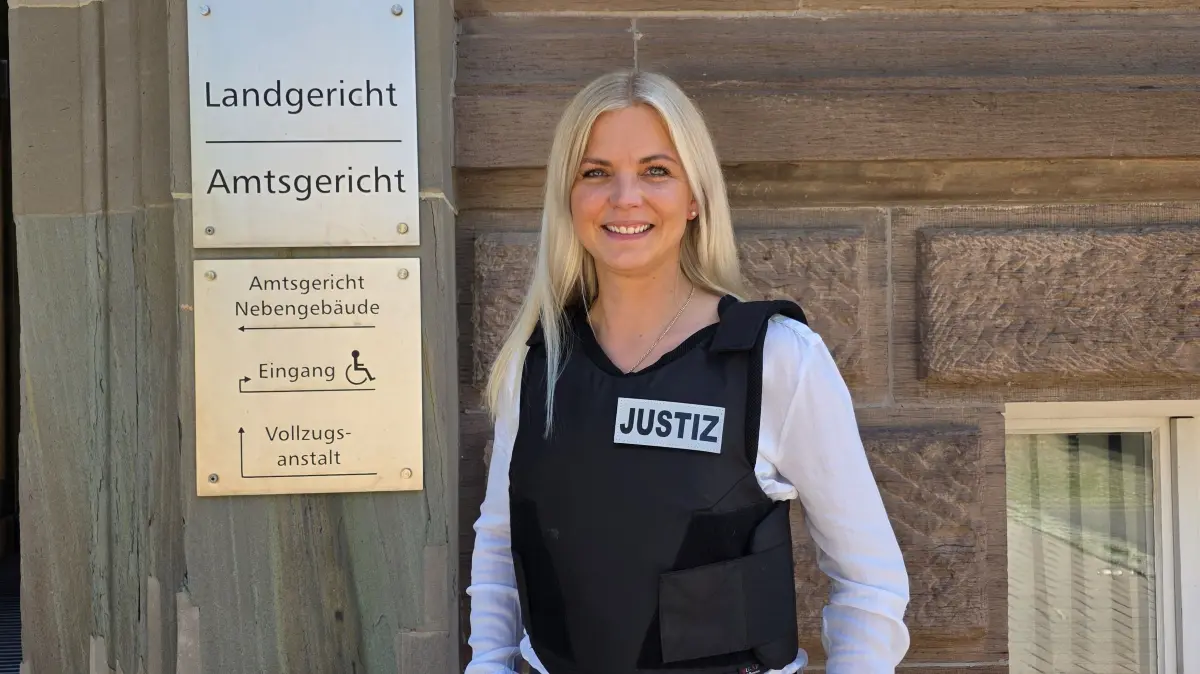 Stefanie Willing (38) ist eine von 14 Gerichtsvollziehern im Bezirk des Landgerichts Hechingen. Bei etlichen Einsätzen trägt sie eine Schutzweste, denn sie sagt ganz offen: "Mein Job ist gefährlich."