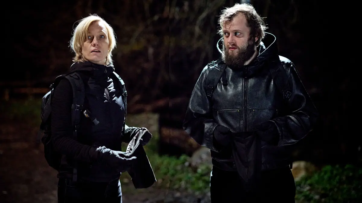 Nele Storm (Lana Cooper) und Jan Krüger (Tosja Merlin Kruppa) planen einen Einbruch.