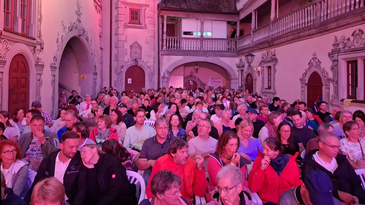 Eine malerische Kulisse für kulturelle Events, wie sie selten zu finden ist im Ländle: Viele Besucherinnen und Besucher aus allen Teilen der Region strömten vom 8. bis 18. Juli zum Open-Air-Kino in den Innenhof des Gaildorfer Alten Schlosses.