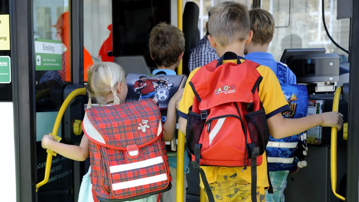 Kindern aus Pechgraben wird die Schülerbeförderung nach Bayreuth nicht bezahlt. Pechgraben liegt im Landkreis Kulmbach, die weiterführenden Schulen in Kulmbach wären kostengünstiger zu erreichen. Weil von Pechgraben nach Bayreuth gar kein Bus fährt, müssen die Eltern den Fahrdienst übernehmen. Foto: dpa