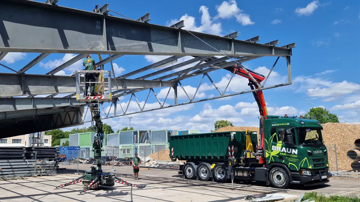 Das Ende einer Millionen-Ruine: Während Arbeiter auf dem Hohenberg die statisch marode Solarthermie-Anlage demontieren, keimt im Rathaus neue Hoffnung: Das OLG Stuttgart signalisierte der Stadt Horb im Prozess gegen den Hersteller Schadensersatz-Erfolg.