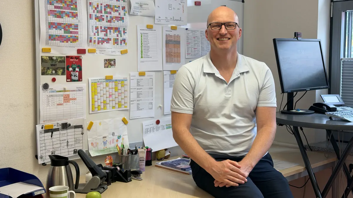 Frank Vogt übernimmt zum 1. August offiziell die Leitung der Grundschule Bisingen. Im Rektorenzimmer hängt das VfB-Trikot mit der Nummer 12 – für ihn ein Sinnbild für Gemeinschaft.