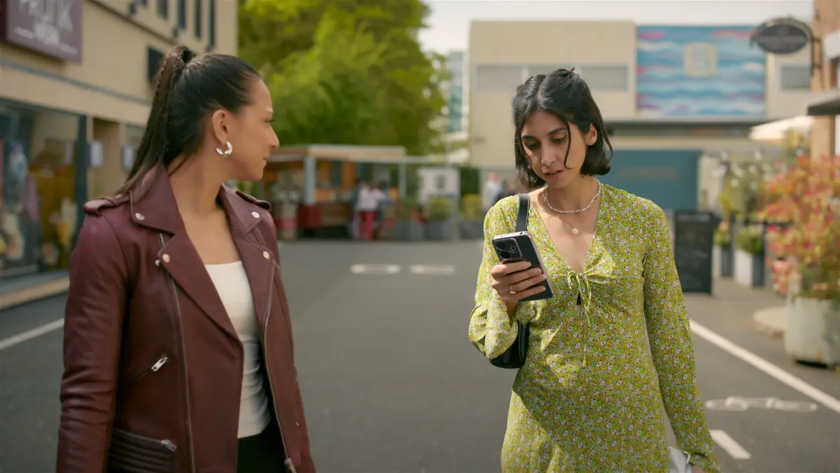 Leyla (Suri Abbassi, r.) ist verunsichert, als Elias (Robin Schick) noch eine Nacht mit Joana in München bleiben will. Links Charlotte Beer (Shaolyn Fernandez)
