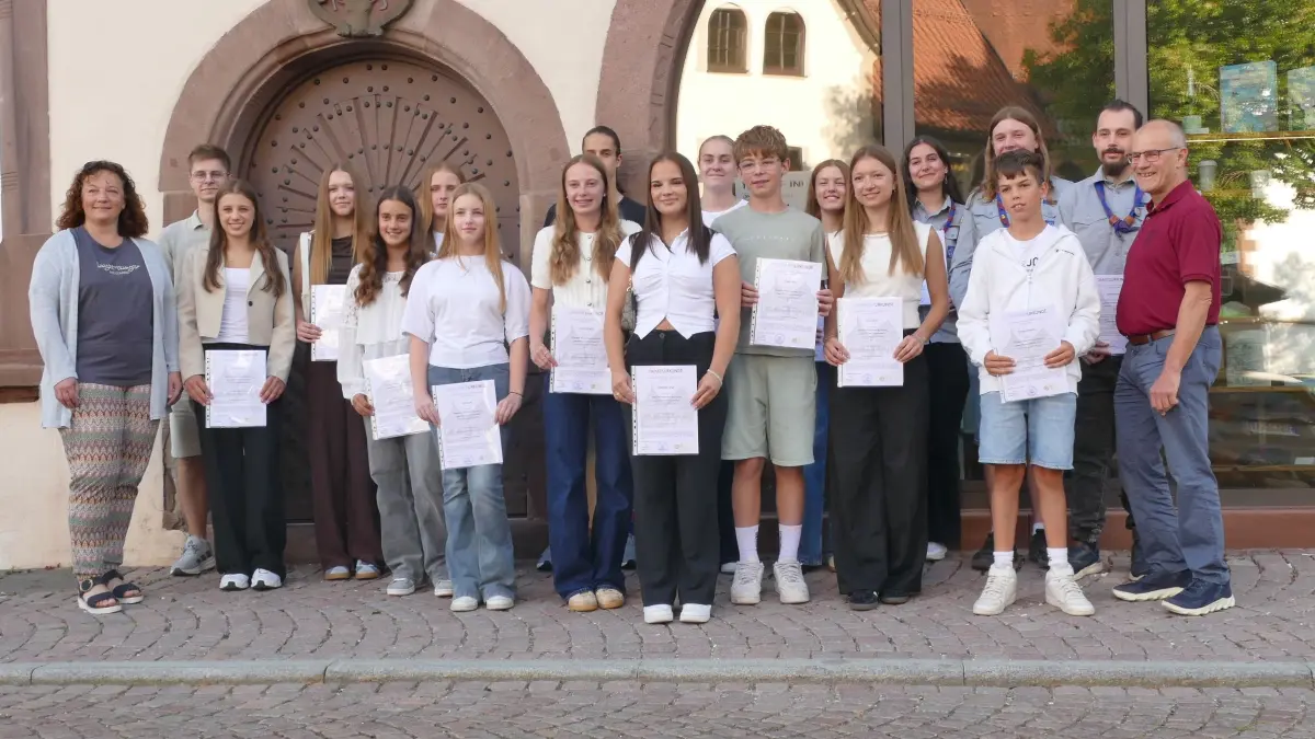 Im Rahmen der Gemeinderatssitzung wurden Dornstetter Jugendliche für ihre ehrenamtlichen Tätigkeiten geehrt. Jugendhausleiterin Margarete Funk (links) und Bürgermeister Bernhard Haas (rechts) freuen sich mit den Geehrten.