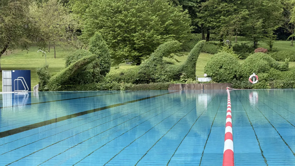 Das Hallenfreibad Hechingen lädt zum Verweilen und zum Schwimmen ein. Es ist die beliebteste Freizeiteinrichtung der Stadt Hechingen. (Aufnahme entstand kurz vor dem Start der Freibadsaison am 7. Mai 2026.)