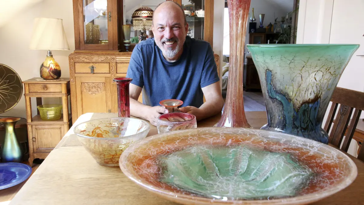 Werner Abele, der seine Ikora-Glas-Exponate fotografiert hat.