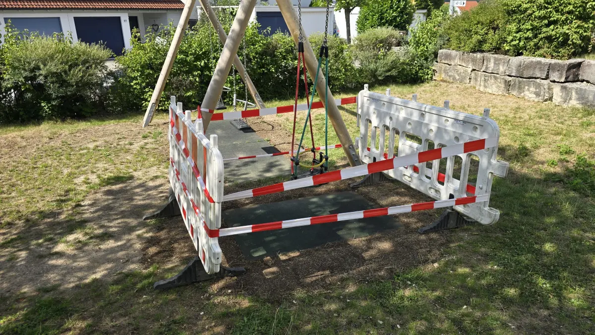 Am Spielplatz in der Nelly-Sachs-Straße in Blaustein ist schon wieder Absperrband zu sehen: Diesmal an der Babyschaukel.