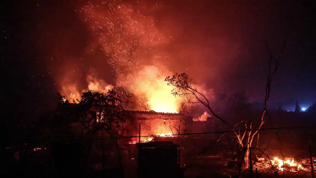 Brände in Franreich: 22.07.2026, Frankreich, Cotignac: Im Südosten Frankreichs wird ein Haus von einem Feuer zerstört. Ein Waldbrand breitet sich mit überraschender Geschwindigkeit in Südfrankreich aus. Foto: Thibaud Moritz/AFP/dpa +++ dpa-Bildfunk +++