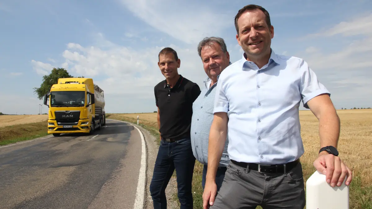 Bürgermeister Dr. Sebastian Kampe und die Ortsvorsteher Reiner Groß und Jürgen Häfner (von rechts) fordern vehement eine Sanierung der vielbefahrenen Landesstraße 1040 – hier zwischen Brettheim und Hilgartshausen.