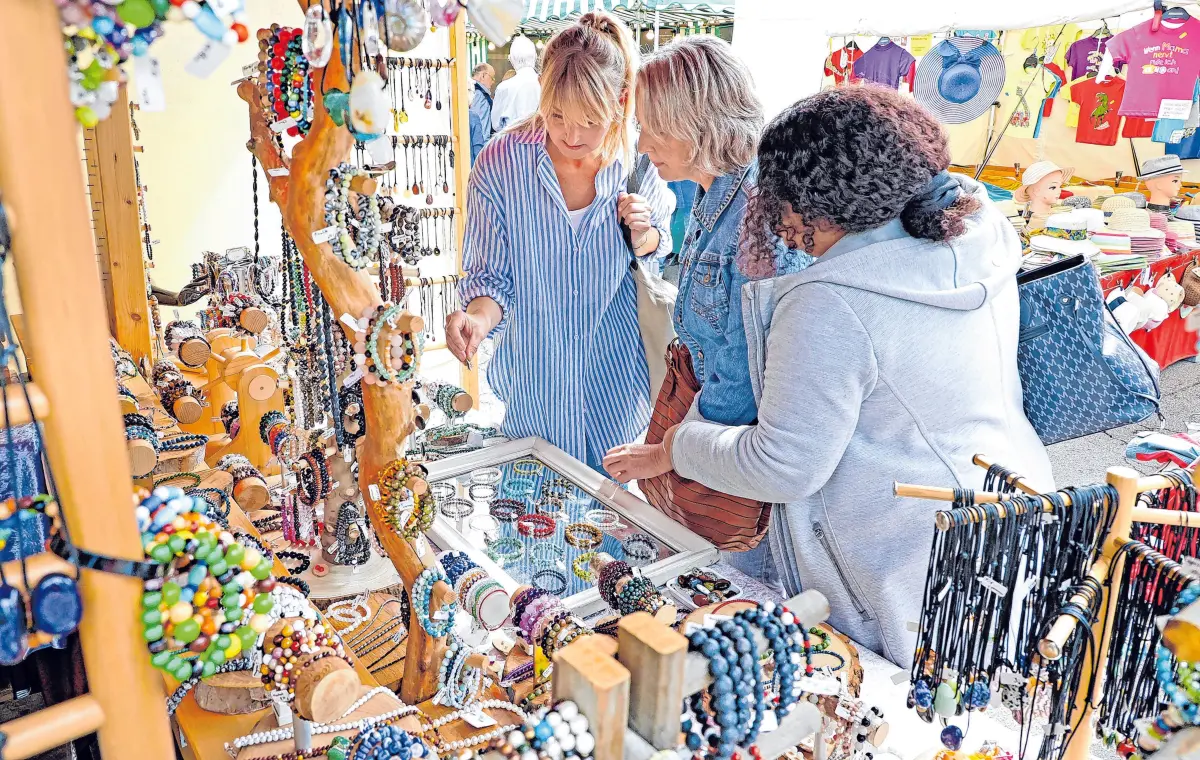 Einkaufen auf dem Krämermarkt hat ein besonderes Flair. Viele Kunden warten gern ein Jahr lang, bis sie ihre gewünschten Artikel bei „ihrem Händler“ kaufen können.