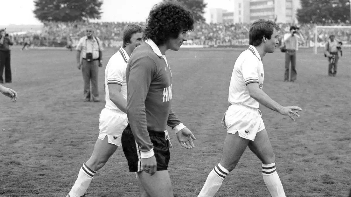 Vor 25 Jahren kickte der TSV Ofterdingen gegen den Hamburger SV: Vorsicht: Dieses Foto ist möglicherweise nur für den einstigen Verlag Schwäbisches Tagblatt verwendbar. Titel: Vor 25 Jahren kickte der TSV Ofterdingen gegen den Hamburger SV Bildtext: BiU: Einlaufen mit Mighty Mouse: Die Ofterdinger Willi Schmidt und Hans-Jakob Hausch (hinten, von links) trafen heute vor genau 25 Jahren in Reutlingen auf Kevin Keegan (vorn) und den Hamburger SV. Die Pokal-Sensation blieb allerdings aus. Objekt=Schwäbisches-Tagblatt Aufnahmedatum=29.07.2002 Systematik=Fußball-Turnier-einzeln Ort1=Ofterdingen Bildart=Bild