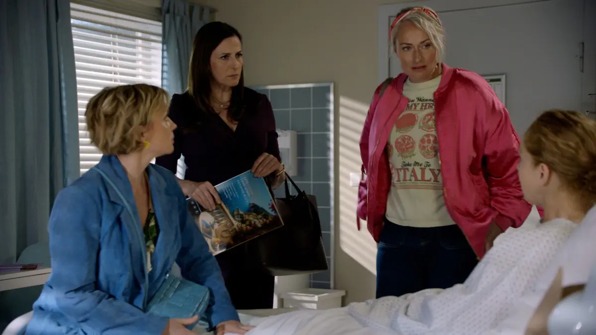 Nina (Maria Wedig, r.) überfordert das Mitgefühl ihrer Freundinnen Yvonne (Gisa Zach), Katrin (Ulrike Frank) und Maren (Eva Mona Rodekirchen).