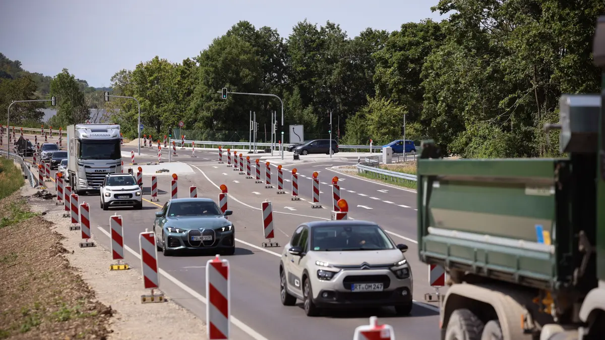 Von Bad Urach kommend geradeaus weiter an Dettingen vorbei? Ab August ist das nicht mehr möglich, der Verkehr rollt durch Dettingen.