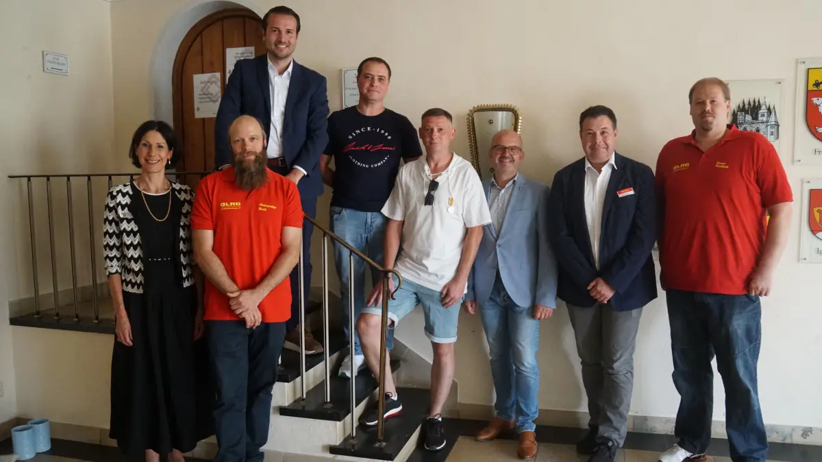 Vorne: Fabienne Janz und Alexander Bott. Hinten (von links): Adrian Sonder, Grigorij Schejko, Alexander Vogel, Christoph Enderle, Stefan Kalmbach und Sven Redlich.