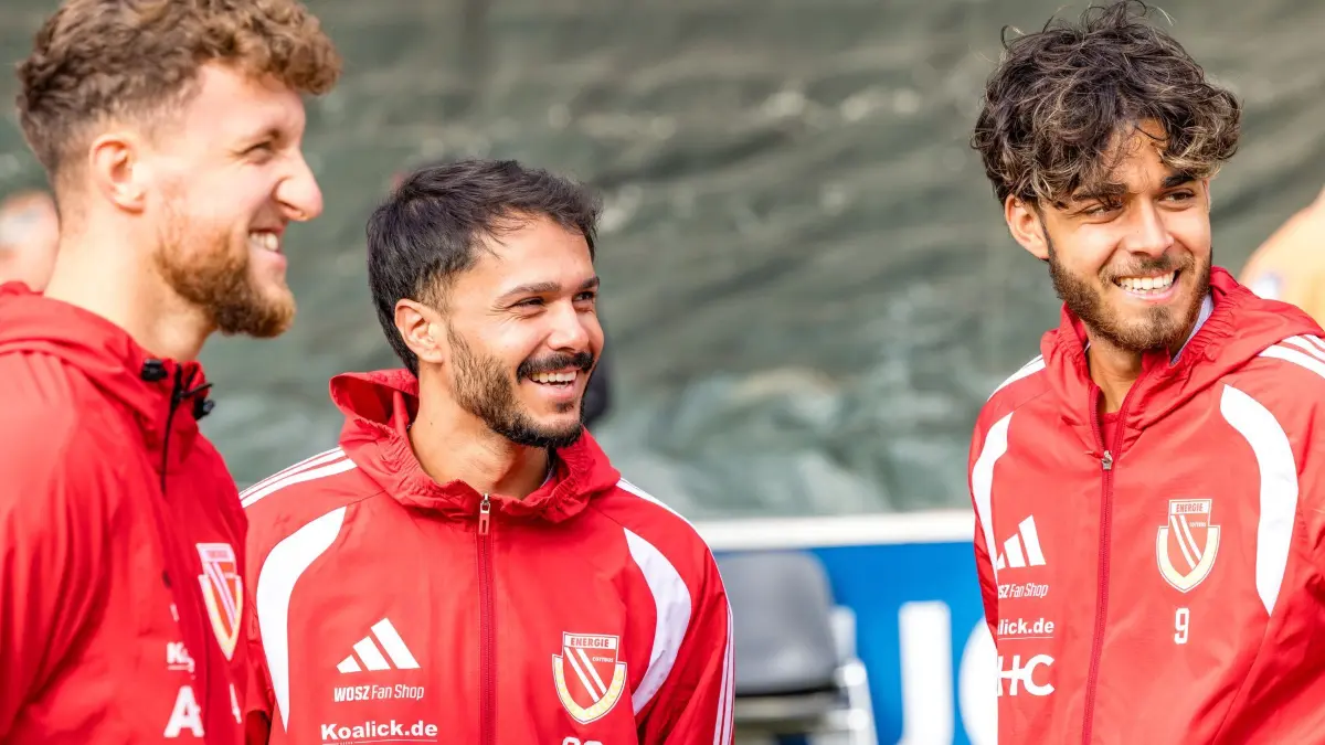 Fußball: 2. Bundesliga, Fototermin FC Energie Cottbus: 21.07.2026, Brandenburg, Cottbus: Tim Campulka (l-r), Leonardo Bittencourt und Lucas Copado stehen beim Portraitshooting des FC Energie Cottbus zusammen. Foto: Frank Hammerschmidt/dpa +++ dpa-Bildfunk +++