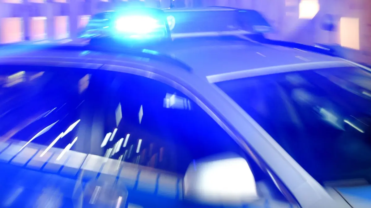 Illustration - Polizei Berlin: ARCHIV - 06.08.2015, Schleswig-Holstein, Flensburg: Ein Streifenwagen der Polizei steht mit eingeschaltetem Blaulicht auf der Straße. (zu dpa: «Mann wird von eigenem Auto überrollt») Foto: Carsten Rehder/dpa +++ dpa-Bildfunk +++