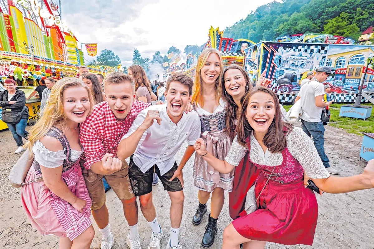 Dirndl und Lederhosen gehören für viele Gäste inzwischen auch beim Jakobimarkt zum Dresscode. ⇥Fotos: Thumilan Selvakumaran