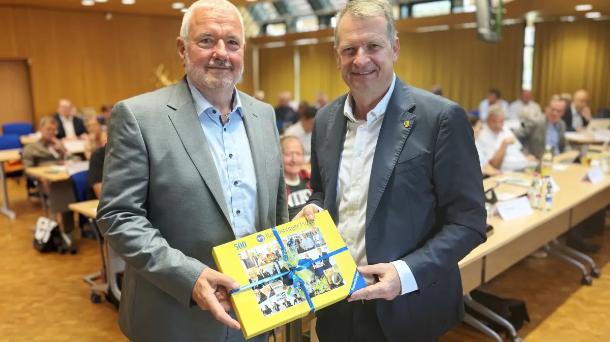 Zum Abschied unter anderem ein Puzzle: Dr. Gerhard Hinger (links), Vorsitzender Geschäftsführer des Zollernalb Klinikums, ist in der Sitzung des Kreistags von Landrat Günther-Martin Pauli verabschiedet worden.