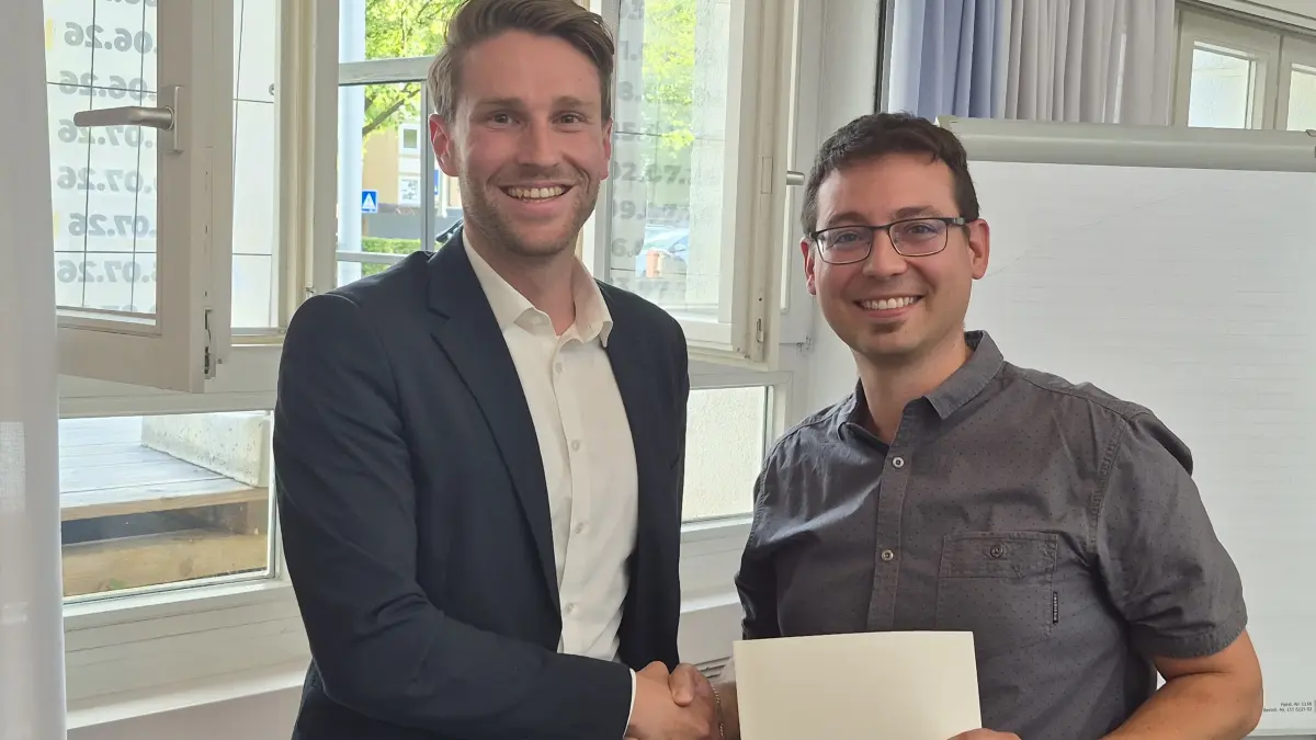 Neuer Gemeindearchivar Alexander Gaugele (rechts) mit Bürgermeister Eberle