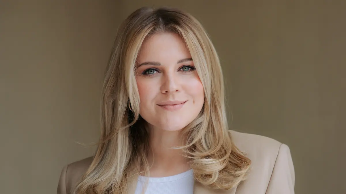Alicia (Josefin Bressel) macht sich Sorgen um Toni.