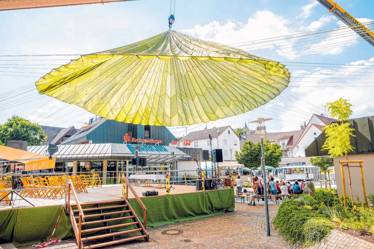 Das Festgelände ist schon von Weitem am großen, hellgrünen Schirm zu erkennen.⇥Fotos: Gemeinde Bodelshausen