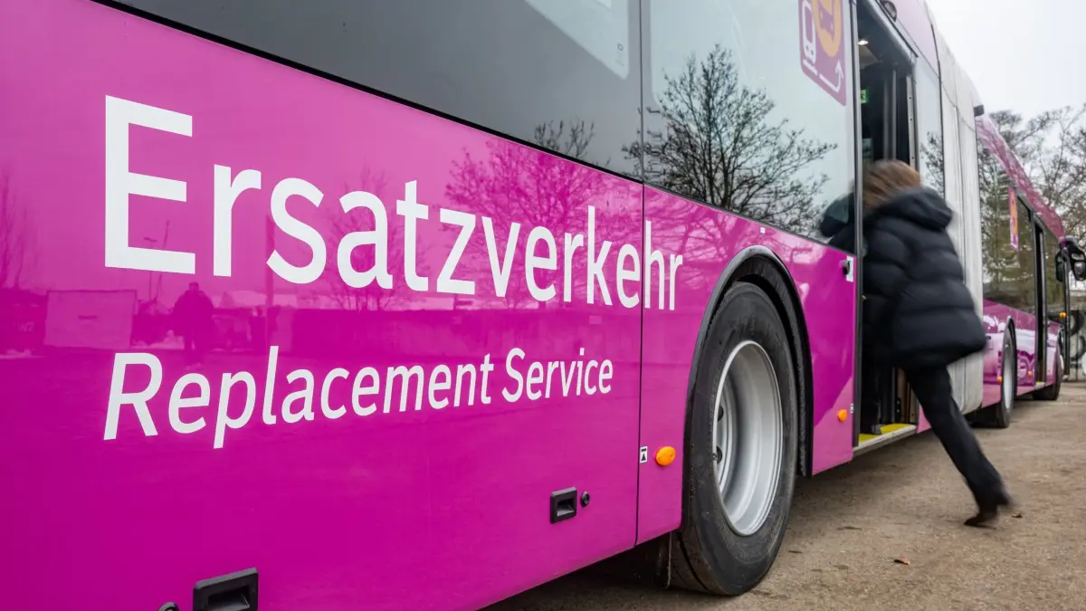 Schienenersatzverkehr: ARCHIV - 06.02.2026, Bayern, Neumarkt: «Ersatzverkehr» steht auf einem Bus. (zu dpa: «Strecke Nürnberg-Regensburg: Erste S-Bahnen fahren ab Montag») Foto: Armin Weigel/dpa +++ dpa-Bildfunk +++