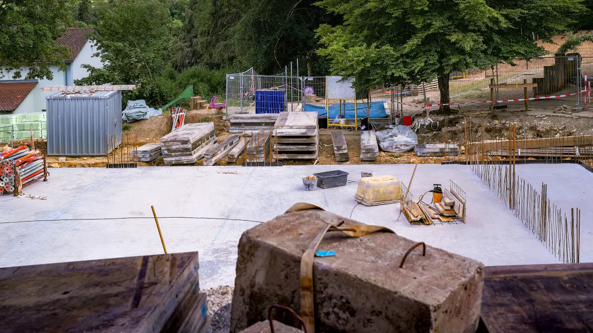 Die Bodenplatte für den Anbau an den Kindergarten Bueloch ist gegossen. Als Nächstes geht es im August/September an die Zimmerer- und Holzbauarbeiten.